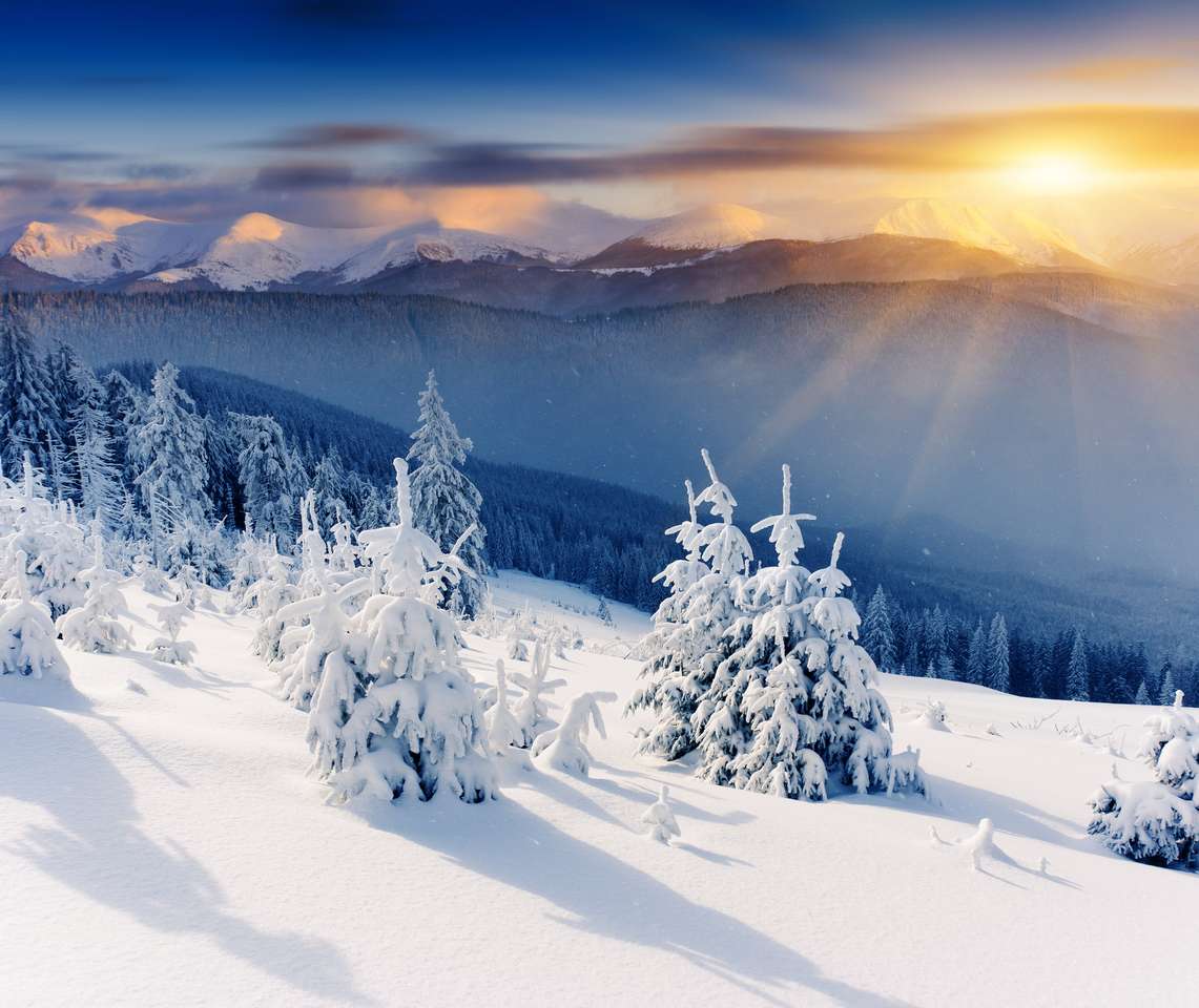 Majestuosa puesta de sol en el paisaje de las montañas de invierno rompecabezas en línea