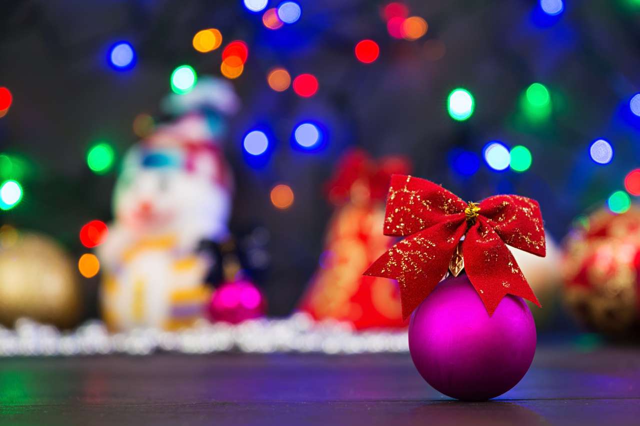 Коледен фон с топки и гирлянд онлайн пъзел