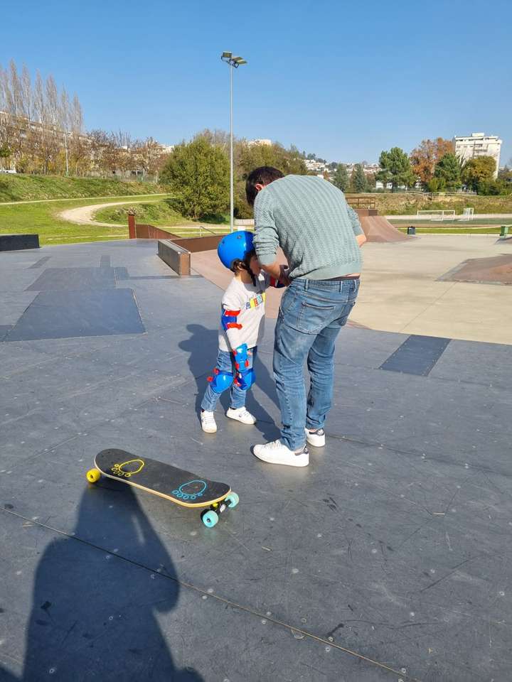 Afonso che fa skateboard nel parco puzzle online
