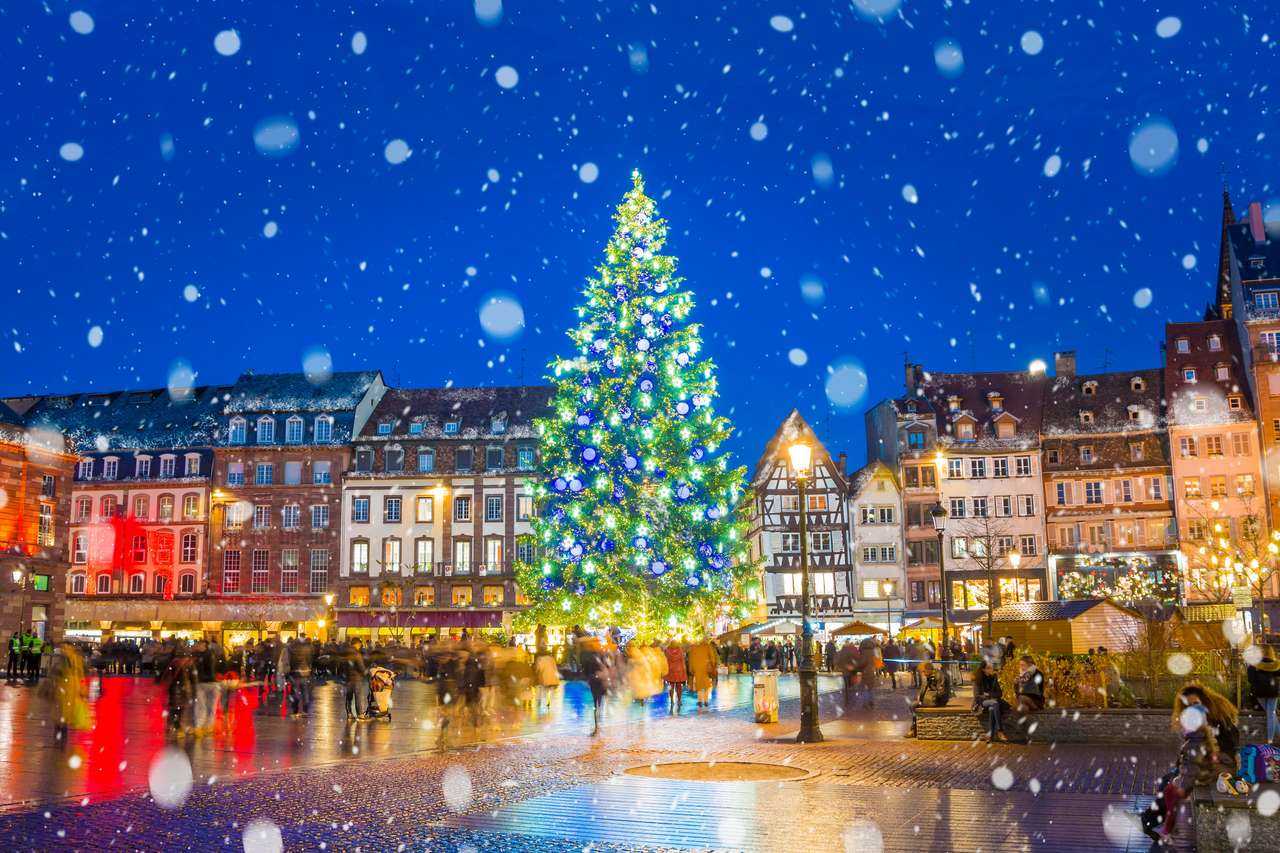 Χριστουγεννιάτικο δέντρο και χριστουγεννιάτικη αγορά παζλ online