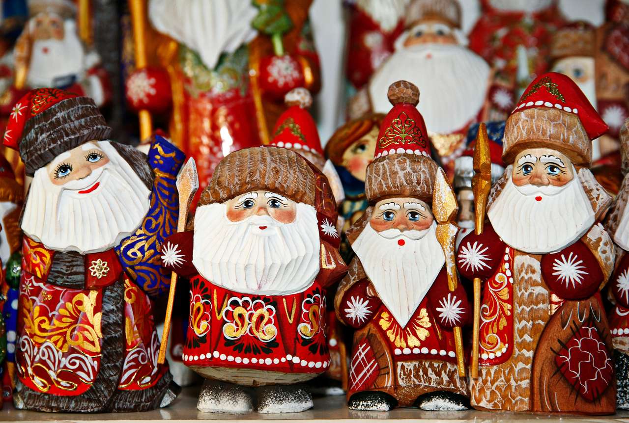 Ξύλινες μαριονέτες του Άγιου Βασίλη στη χριστουγεννιάτικη αγορά παζλ online