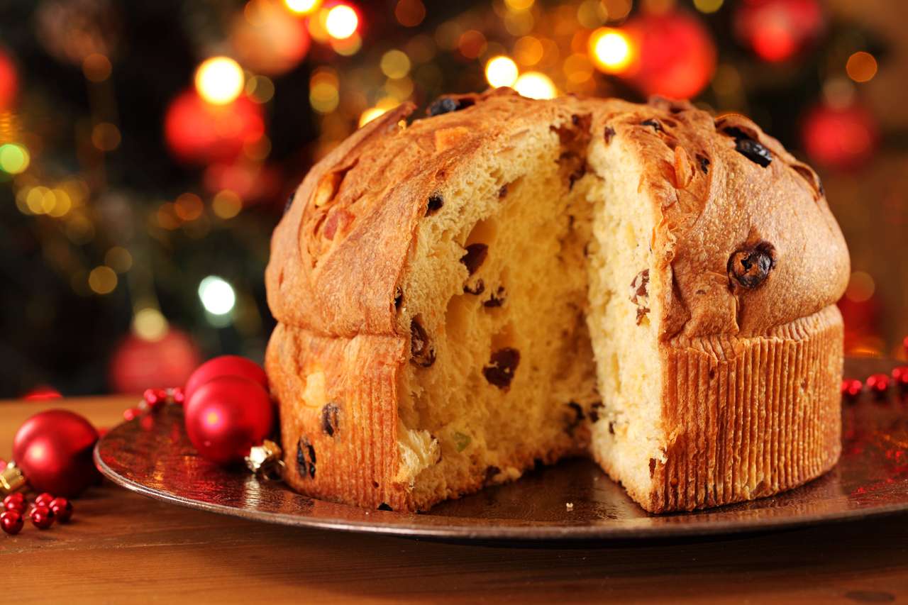 Рождественский торт панеттоне и рождественские украшения. пазл онлайн