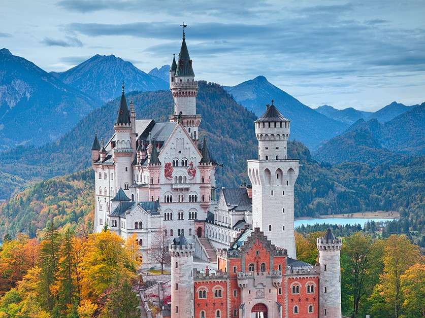 Schloss in den Bergen im Herbst Online-Puzzle