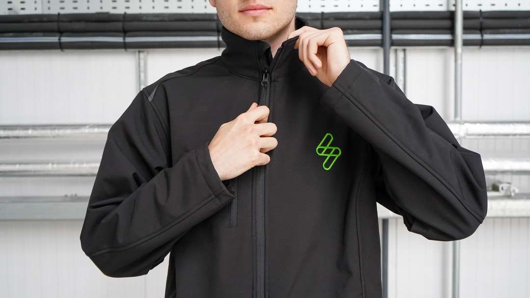 άνδρας με μαύρο hoodie Nike που στέκεται κοντά στο παράθυρο παζλ online