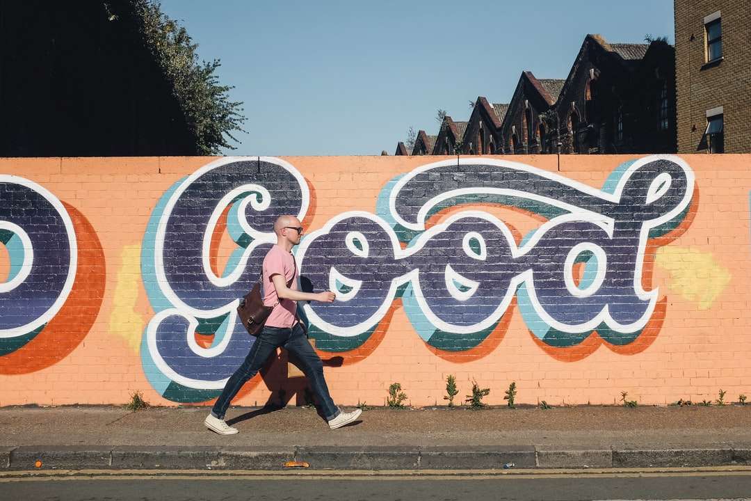άνδρας που περπατά δίπλα στον τοίχο γκράφιτι online παζλ