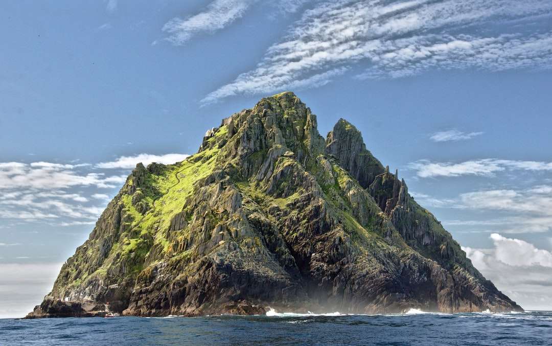 Landschaftsfoto der Berginsel Online-Puzzle