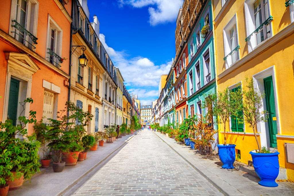 O stradă plină de culoare din Paris jigsaw puzzle online