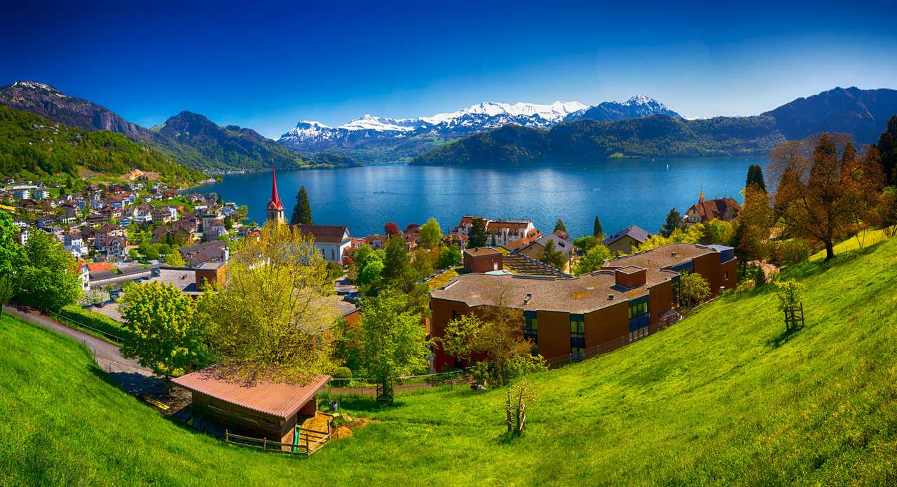 Panoramatický snímek vesnice Weggis, jezera Lucerne (Vierwaldstatersee), hory Pilatus a švýcarských Alp v pozadí poblíž slavného města Lucern (Luzern), Švýcarsko skládačky online