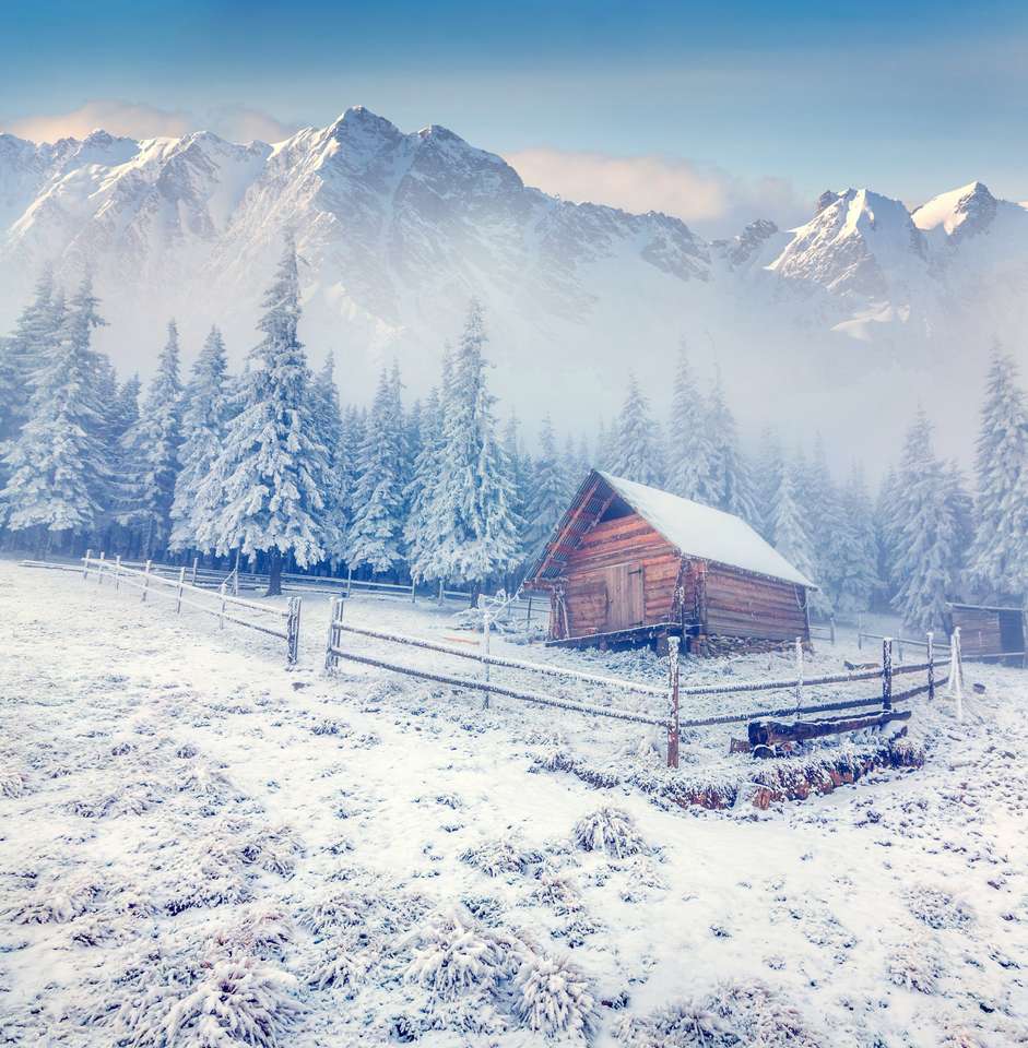 Стара ферма в туманних зимових горах. онлайн пазл