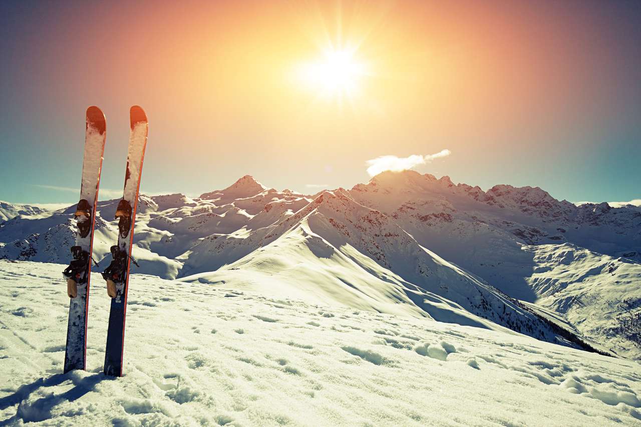 Лыжи в снегу в горах пазл онлайн