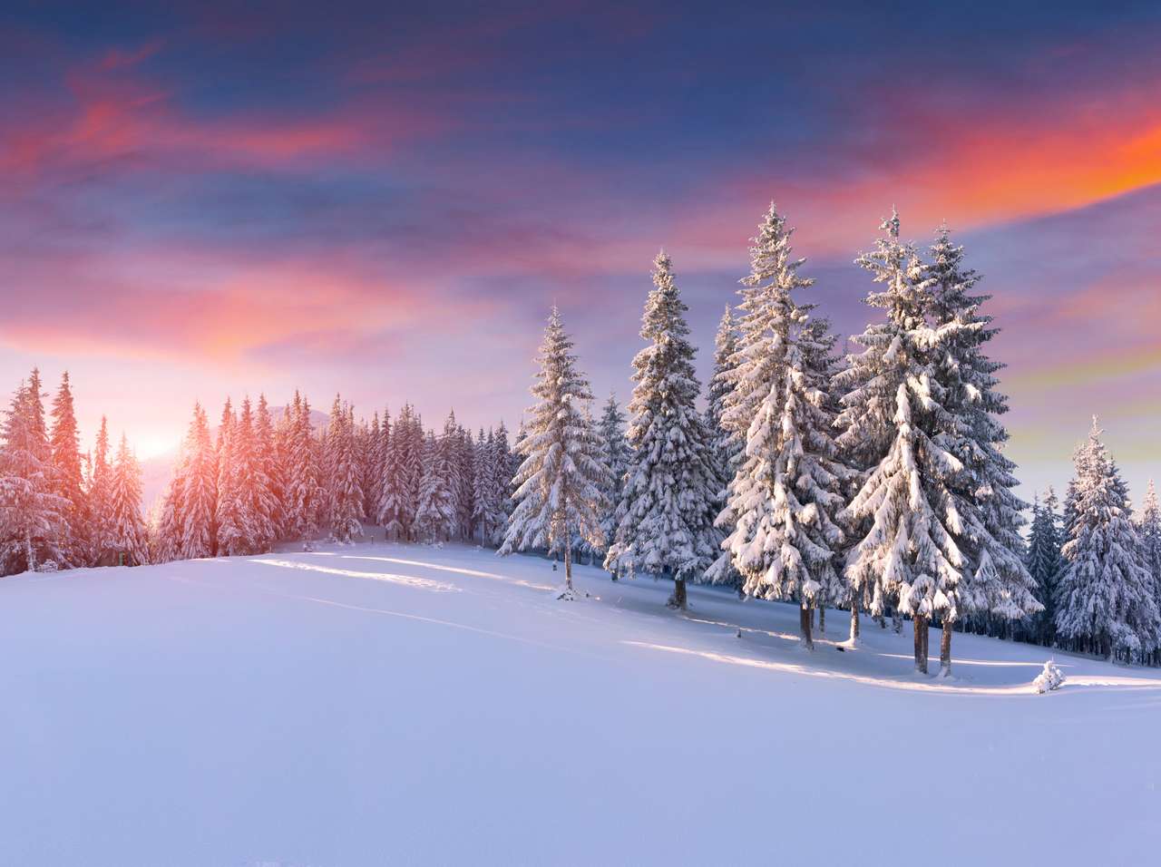 Ζωηρόχρωμη χειμερινή ανατολή στα βουνά online παζλ