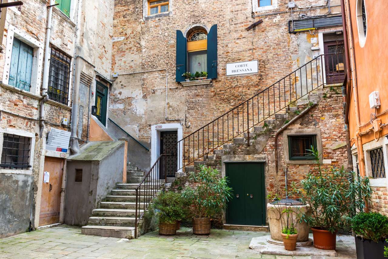 Hermoso patio trasero de casas tradicionales de Venecia, Italia rompecabezas en línea