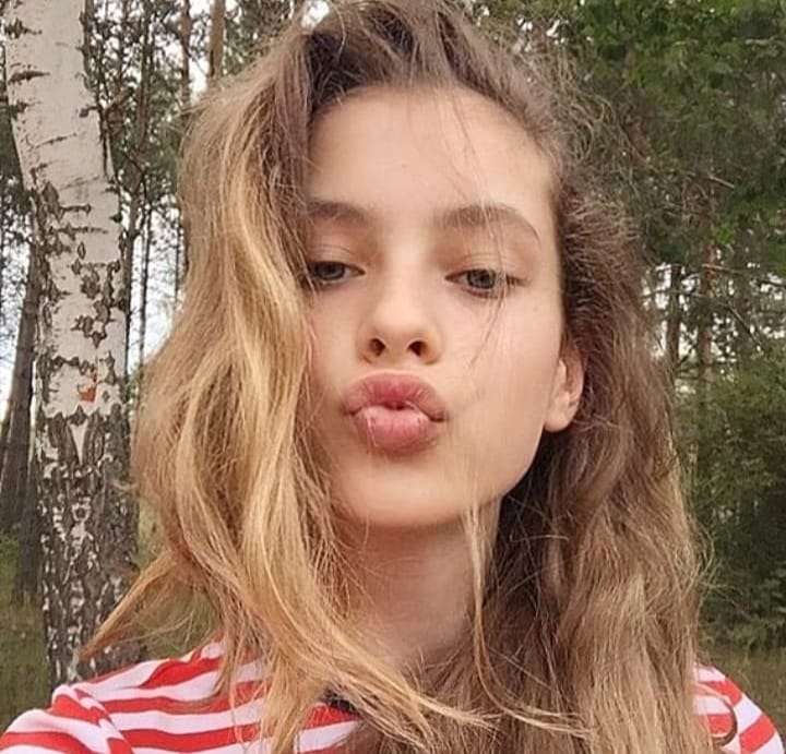 το όμορφο κορίτσι μου μου στέλνει ένα φιλί online παζλ