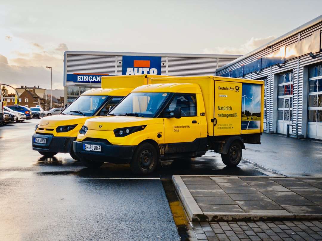 gelber und blauer Lieferwagen tagsüber unterwegs Online-Puzzle