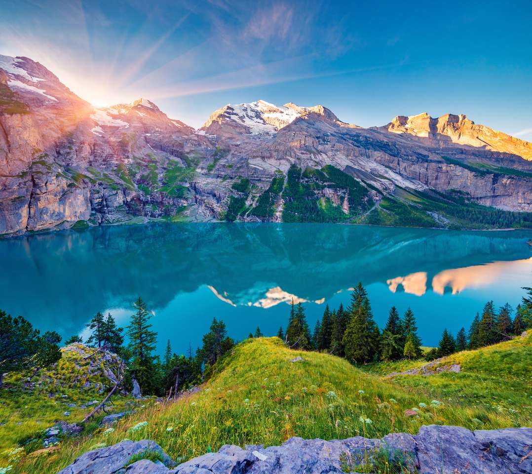 Az első napfény, amely hegyi dombokat és réteket kesztyűzött online puzzle