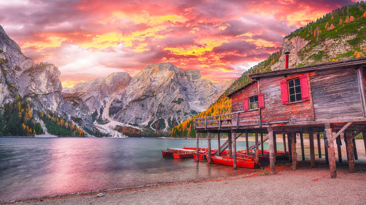 alpské jezero Braies na podzim online puzzle