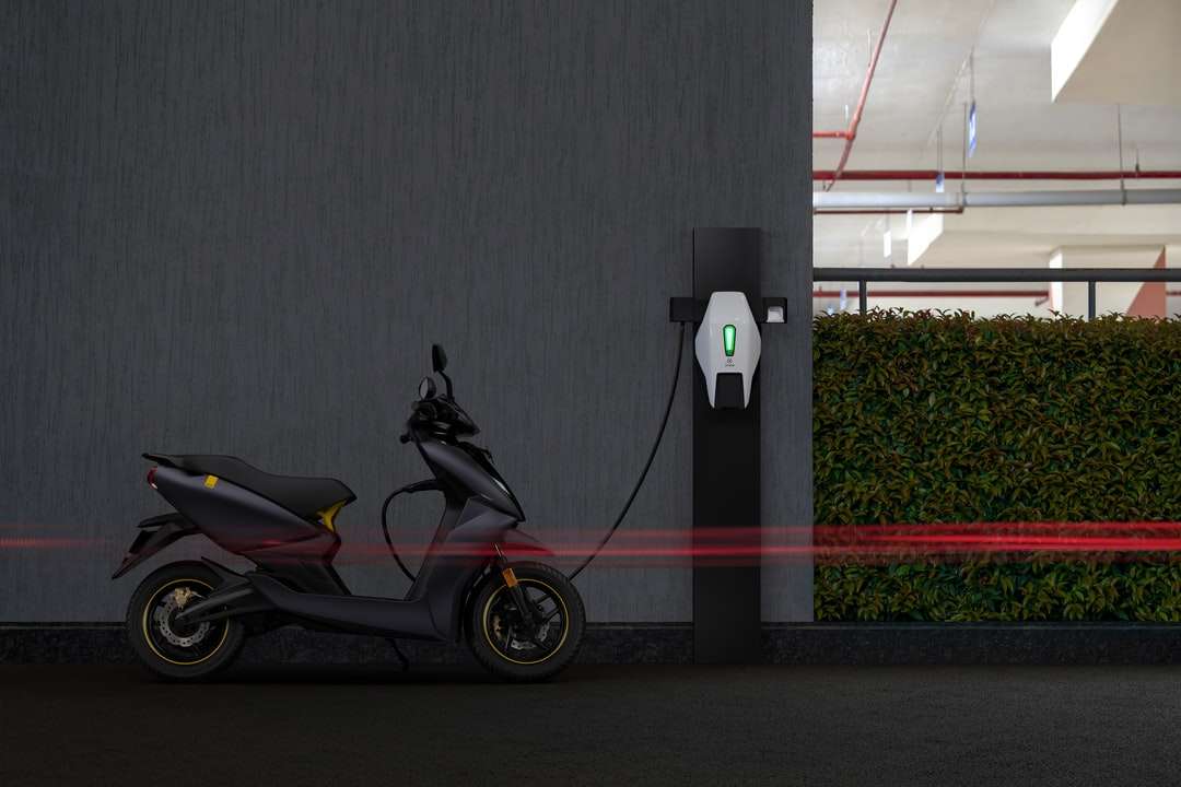 moto nera e rossa parcheggiata accanto al muro grigio puzzle online