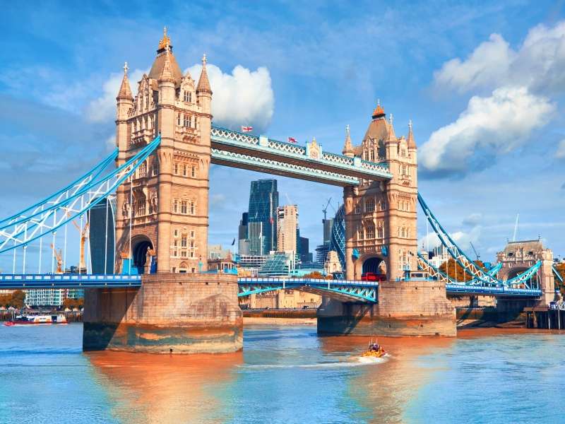 Река Темза и Тауэрский мост в Лондоне пазл онлайн
