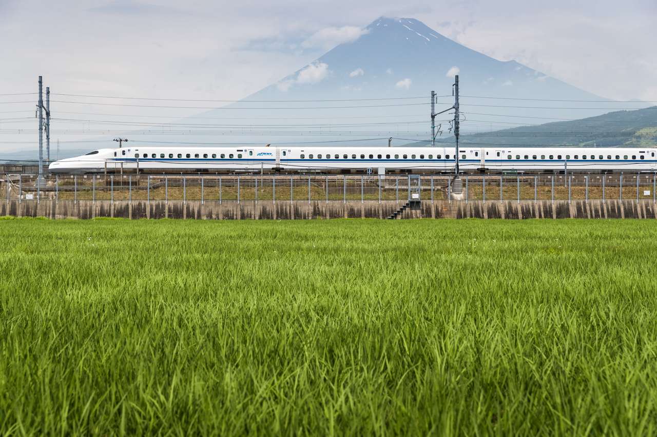 Сверхскоростной пассажирский экспресс Синкансэн и гора Фудзи пазл онлайн