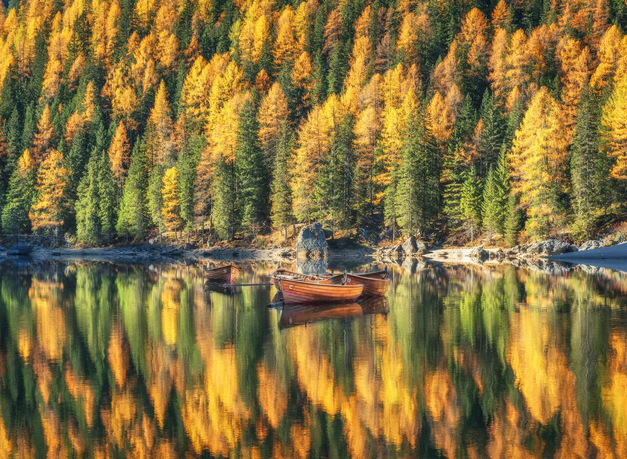 Barche di legno nel lago di Braies all'alba puzzle online