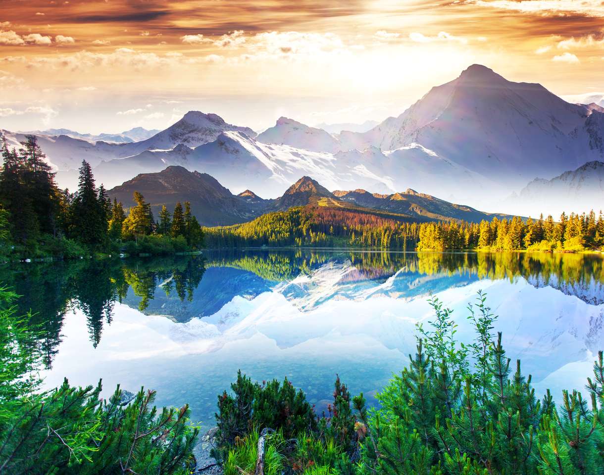 Dia fantástico de sol no lago da montanha puzzle online