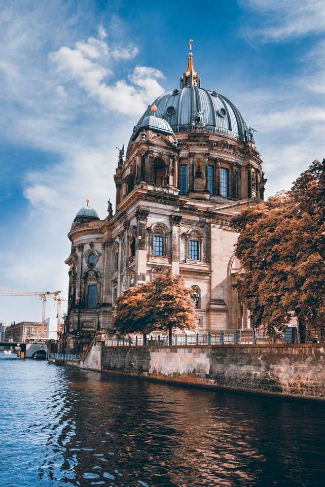 Berlínská katedrála přes vodu za slunečného dne online puzzle