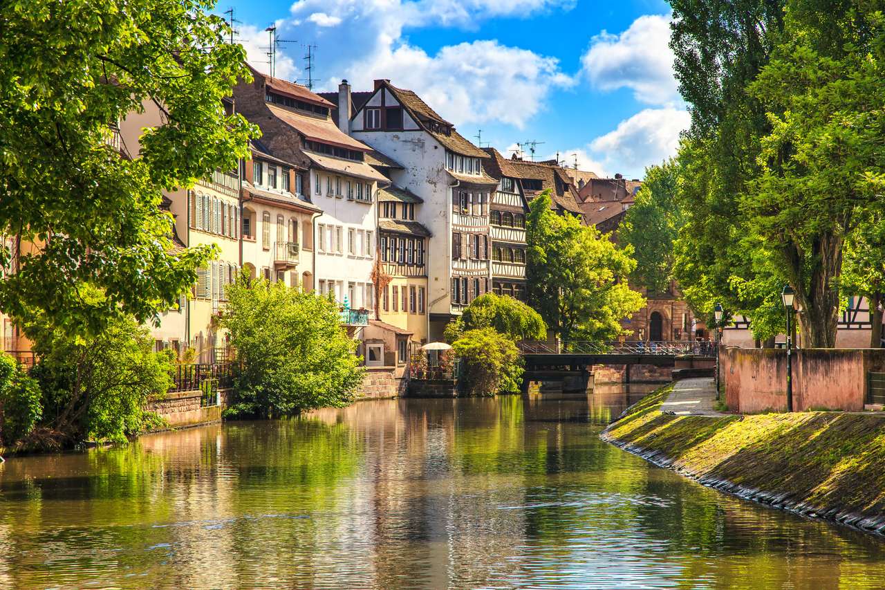 Estrasburgo, canal de água na Petite France puzzle online