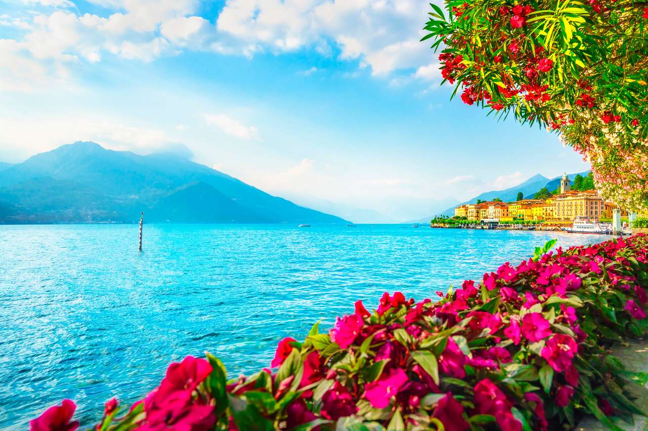 Město Bellagio a květiny v jezerní oblasti Como online puzzle