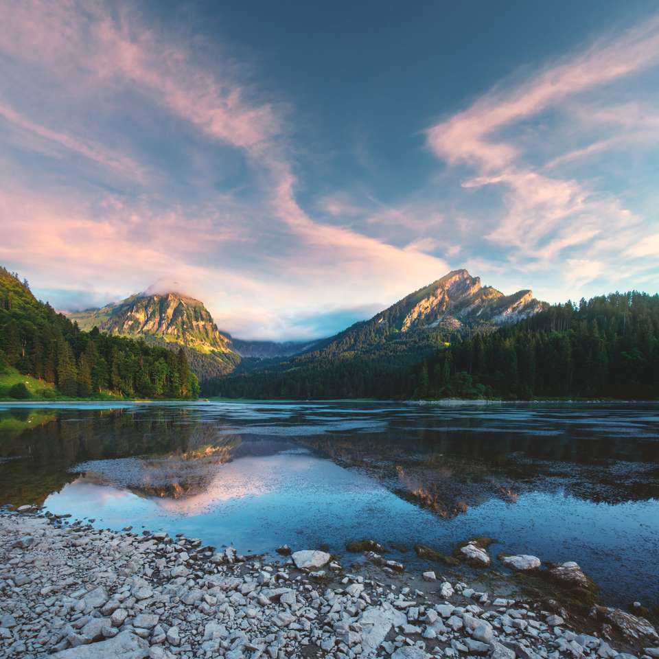 Lago Obersee nos Alpes Suíços quebra-cabeças online