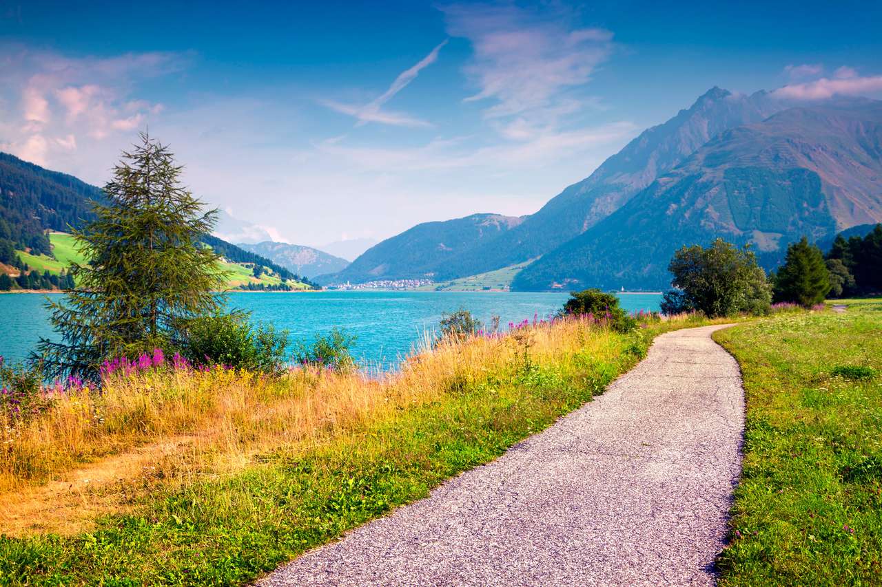Велосипедна пътека около езерото Резия в италианските Алпи онлайн пъзел