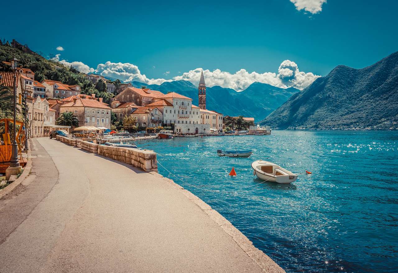 Hafen und Boote an der Bucht von Boka Kotor, Montenegro Puzzlespiel online