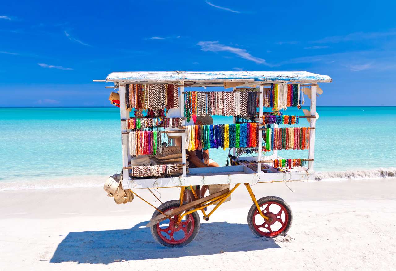 Cărucior cu suveniruri tipice pe plaja din Varadero jigsaw puzzle online