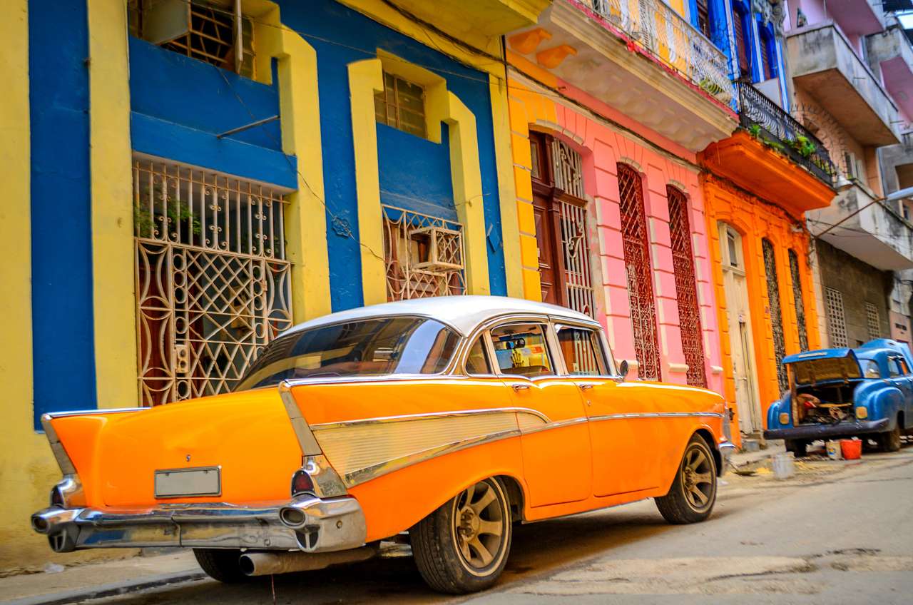 altes amerikanisches Auto auf der Straße der kubanischen Hauptstadt Havanna Puzzlespiel online