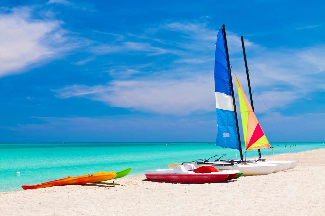 Catamaranes de vela, playa de Varadero en Cuba rompecabezas en línea