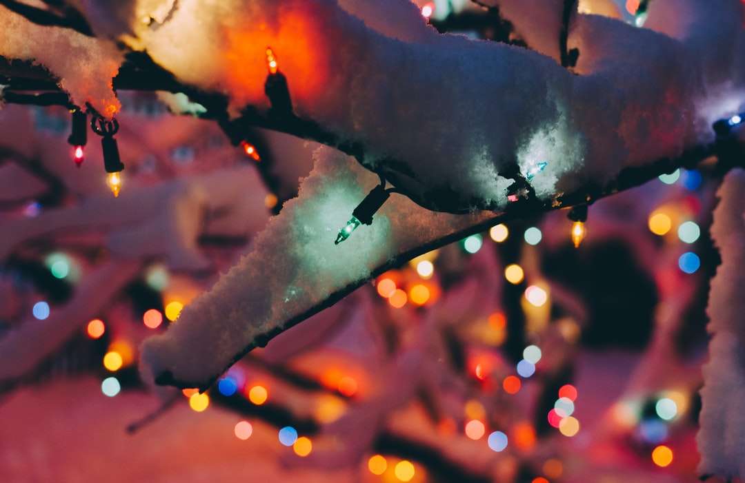lichtslingers in verschillende kleuren rond de witte kerstboom legpuzzel online