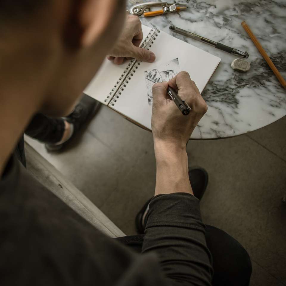 om desenând munte pe caiet alb puzzle online
