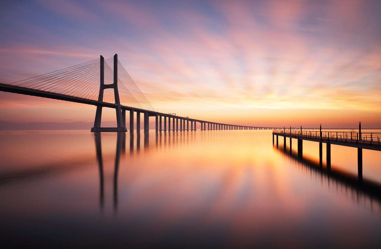 Лисабонският мост - Васко да Гама при изгрев, Португалия онлайн пъзел
