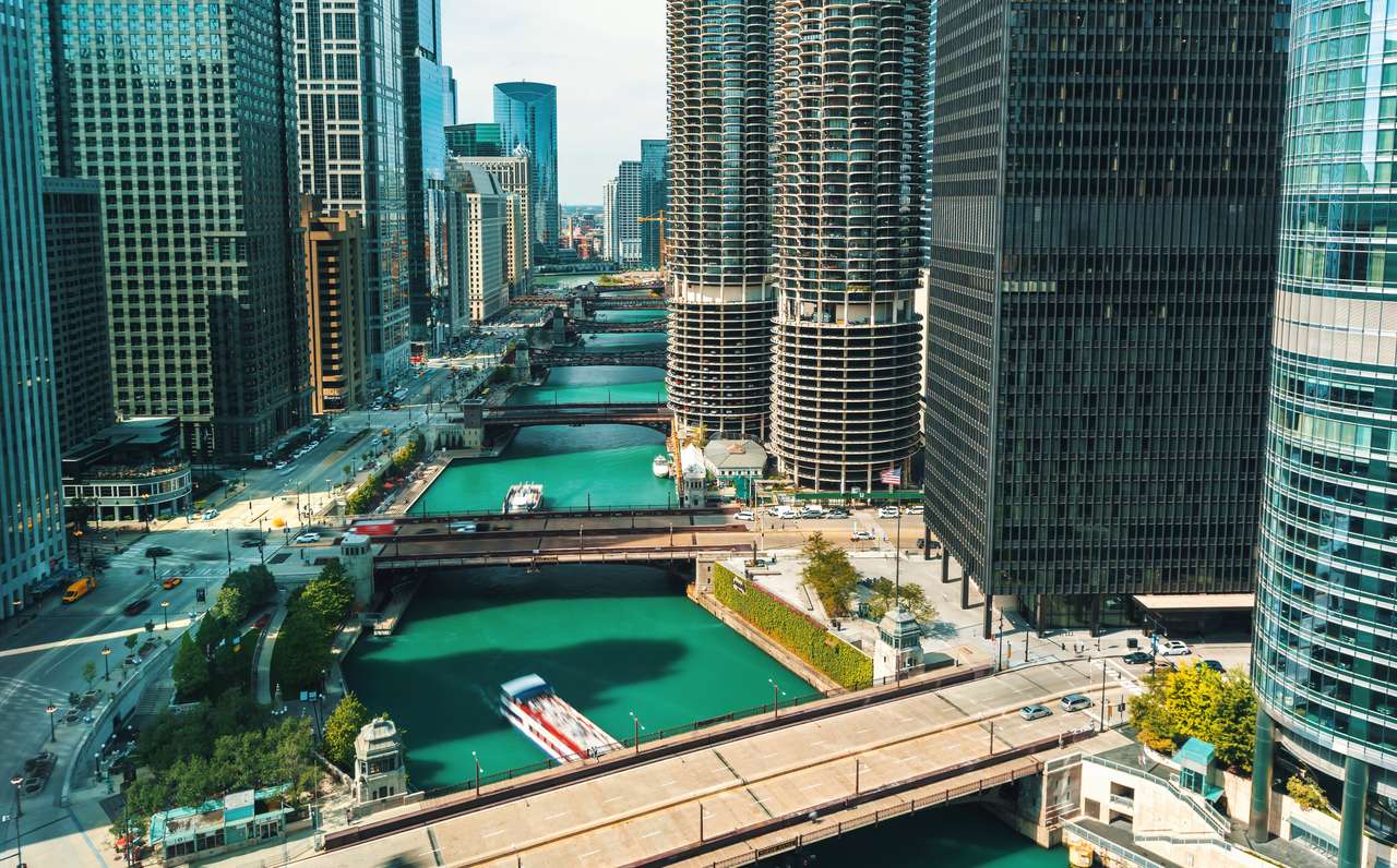 Chicago River mit Booten und Verkehr in Downtown Chicago Puzzlespiel online