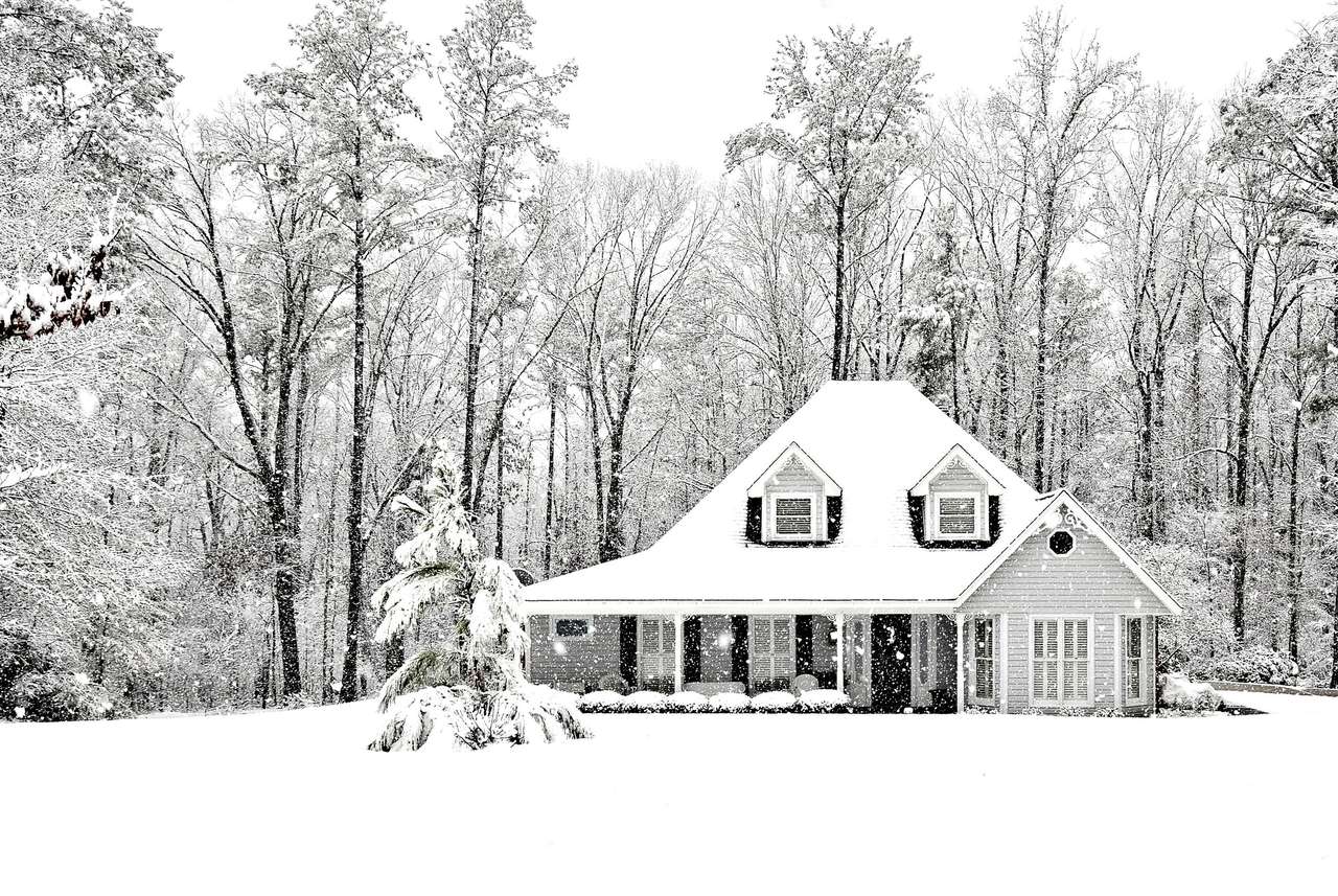 Морозна і холодна зимова сцена з виконавчим будинком онлайн пазл