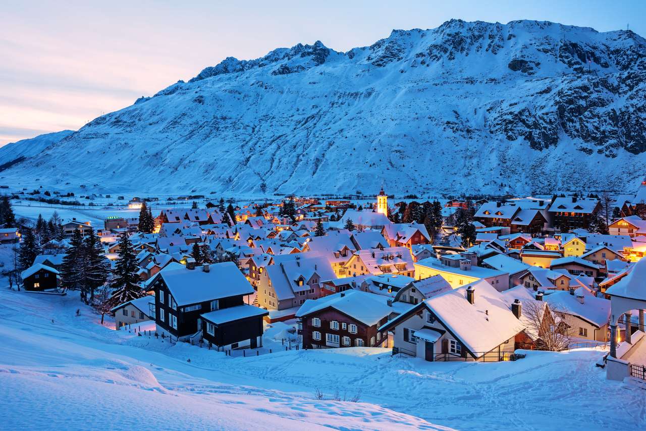 Village d'Andermatt dans les montagnes des Alpes suisses puzzle en ligne