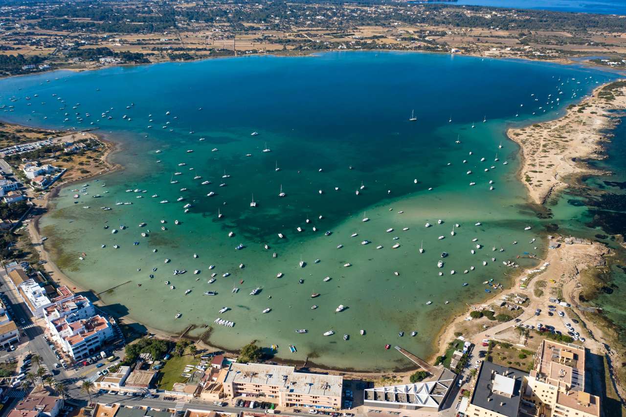 Belle baie turquoise à Formentera puzzle en ligne