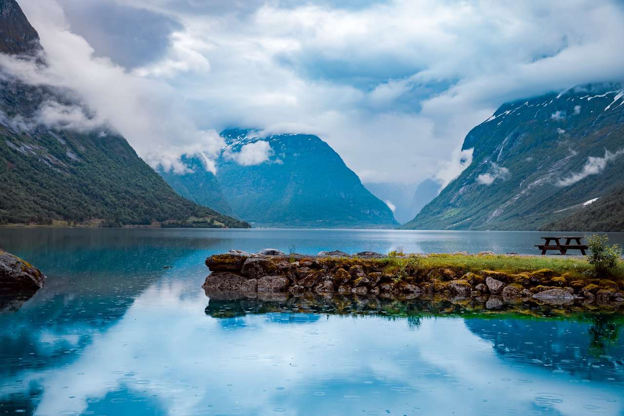 Природний ландшафт Норвегії. Озеро Ловатнет онлайн пазл
