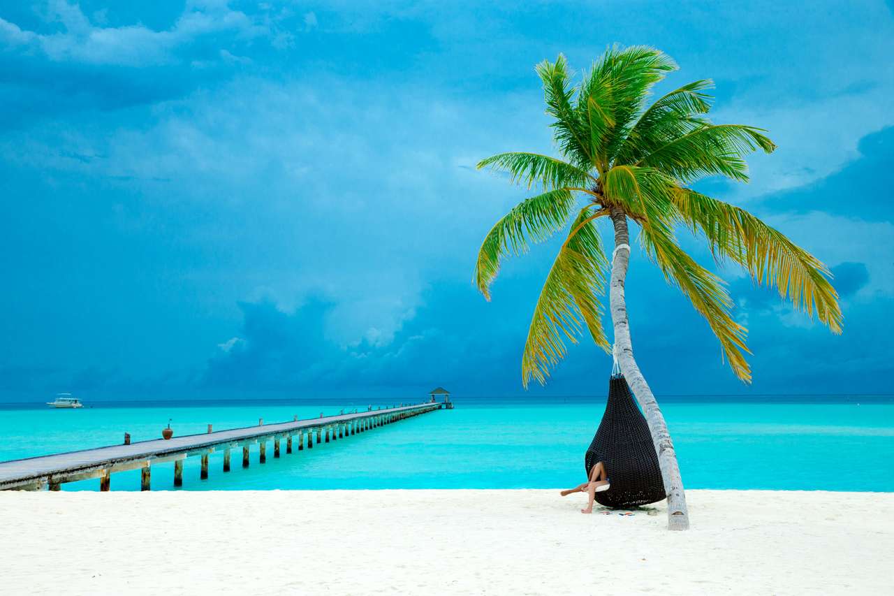 Νησί Μαλδίβες με λευκή αμμώδη παραλία παζλ online