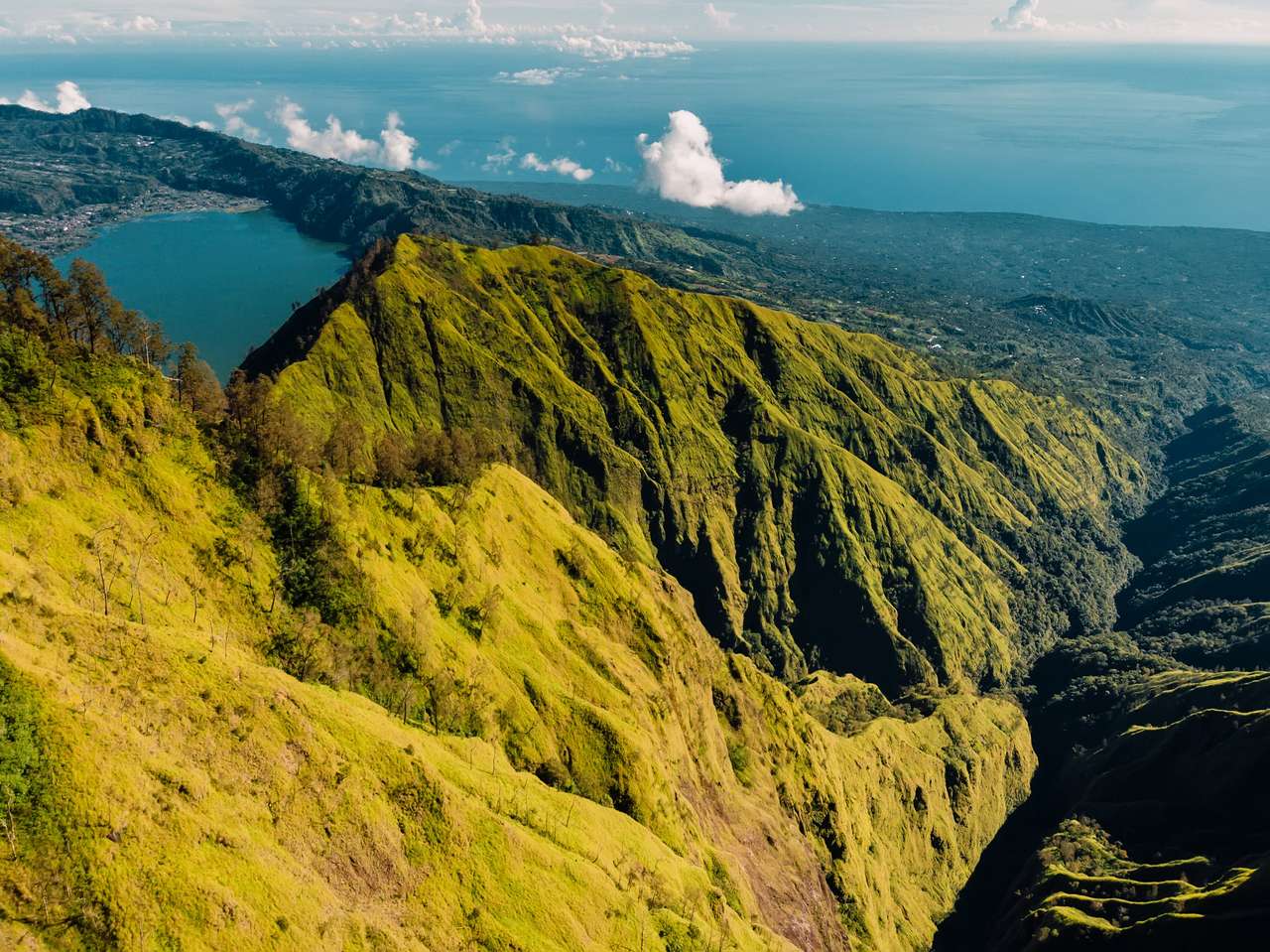 Caldera de Batur y lago con bosque en Bali rompecabezas en línea