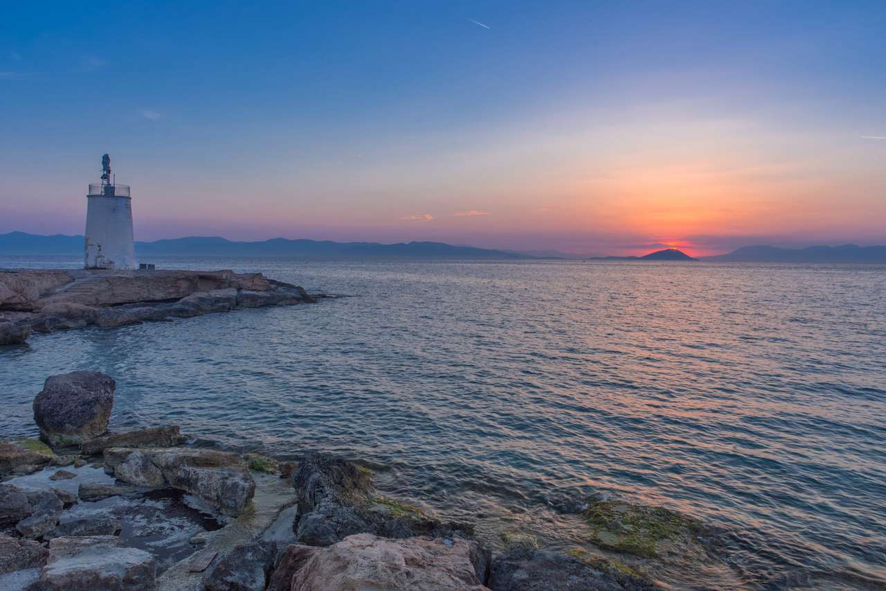 Oude kleine vuurtoren van het eiland Aegina online puzzel