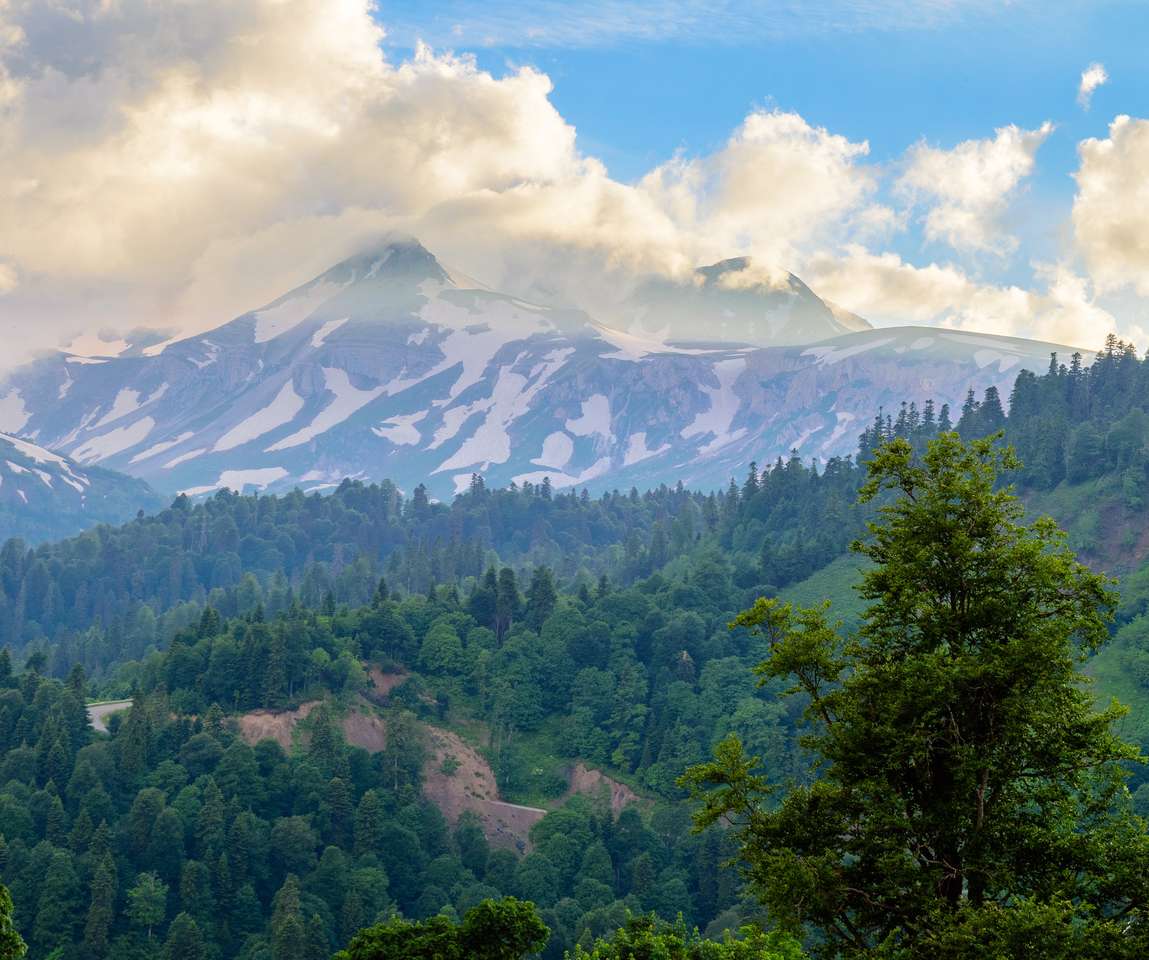Vârfurile munților învăluite cu nori puzzle online