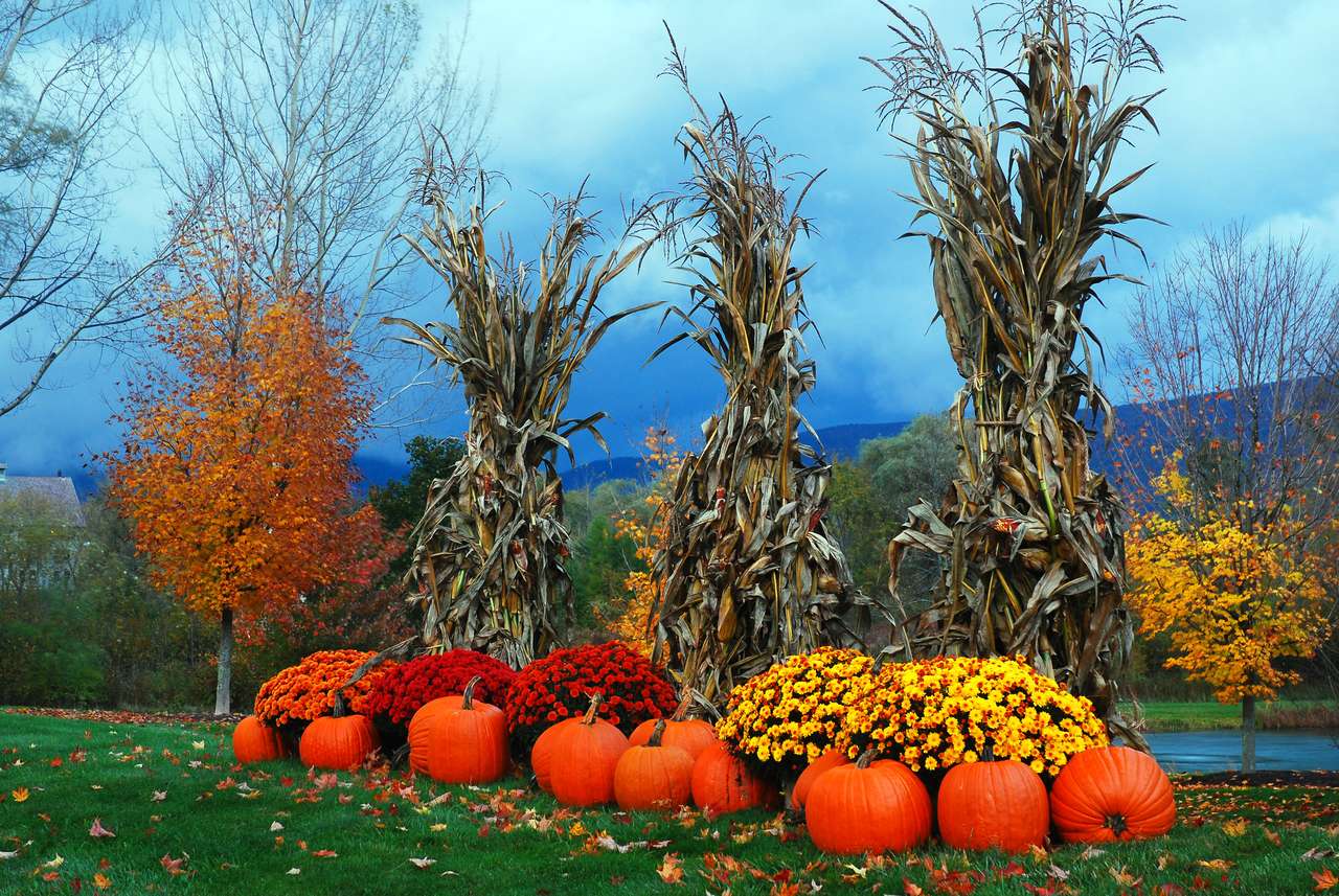 Есенните декорации седят под бурното небе във Върмонт онлайн пъзел