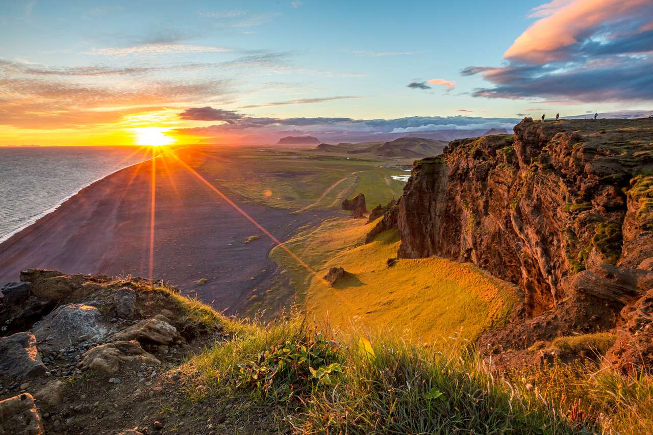 Bunte Sommersonnenuntergang der Landschaft über hoher Klippe Online-Puzzle