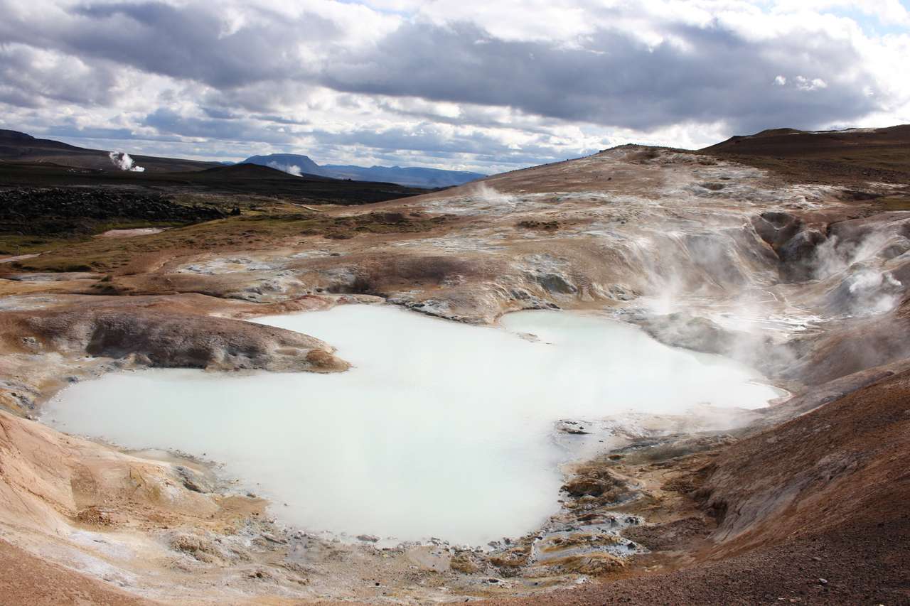 Actividad geotérmica - lago cerca de Hverir, Islandia rompecabezas en línea