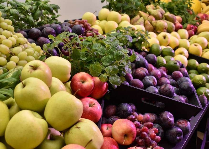 Fructe aranjate în magazin puzzle online